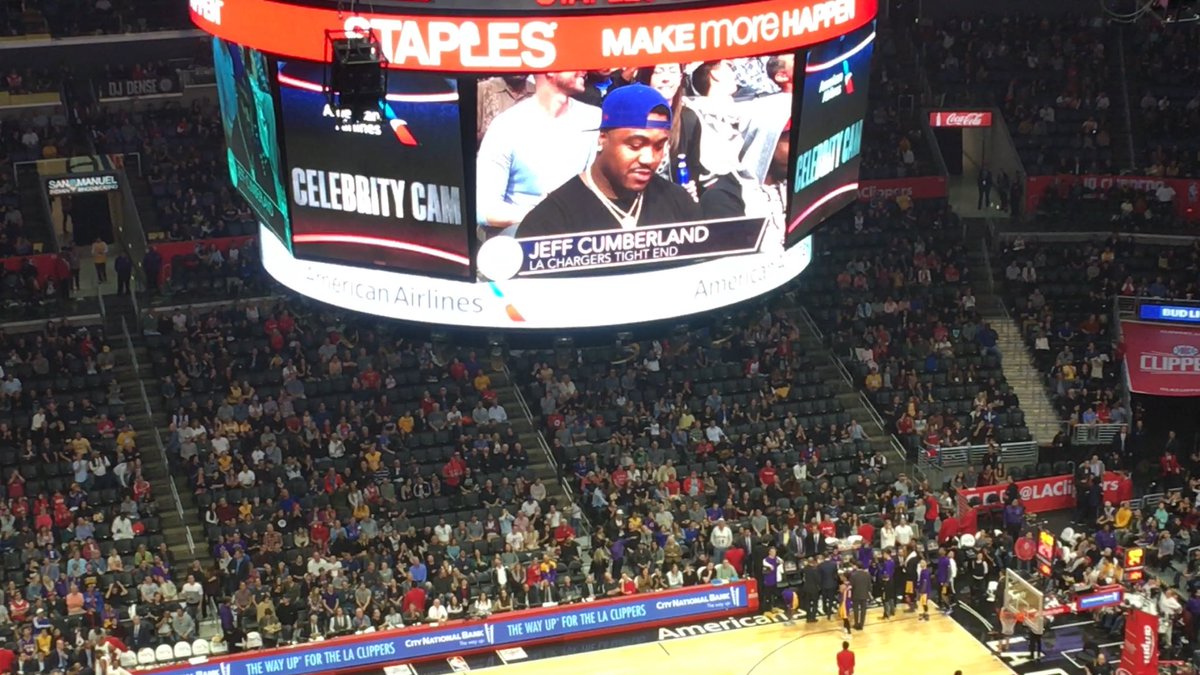ArashMarkazi's tweet photo. Jeff Cumberland has been a "Los Angeles Chargers tight end" for two days and Staples Center booed him too. https://t.co/2Neme66Uk3