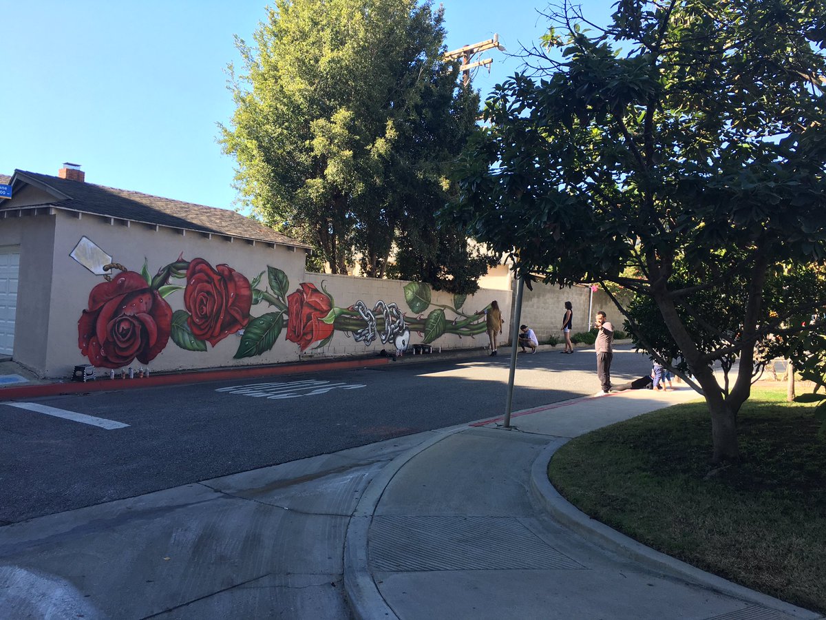 julie9040x's tweet photo. This is #SaMoWellbeing
Mural making --> neighbors come together
#artmatters
#MyDayIn LA https://t.co/jo8k3vaVdF