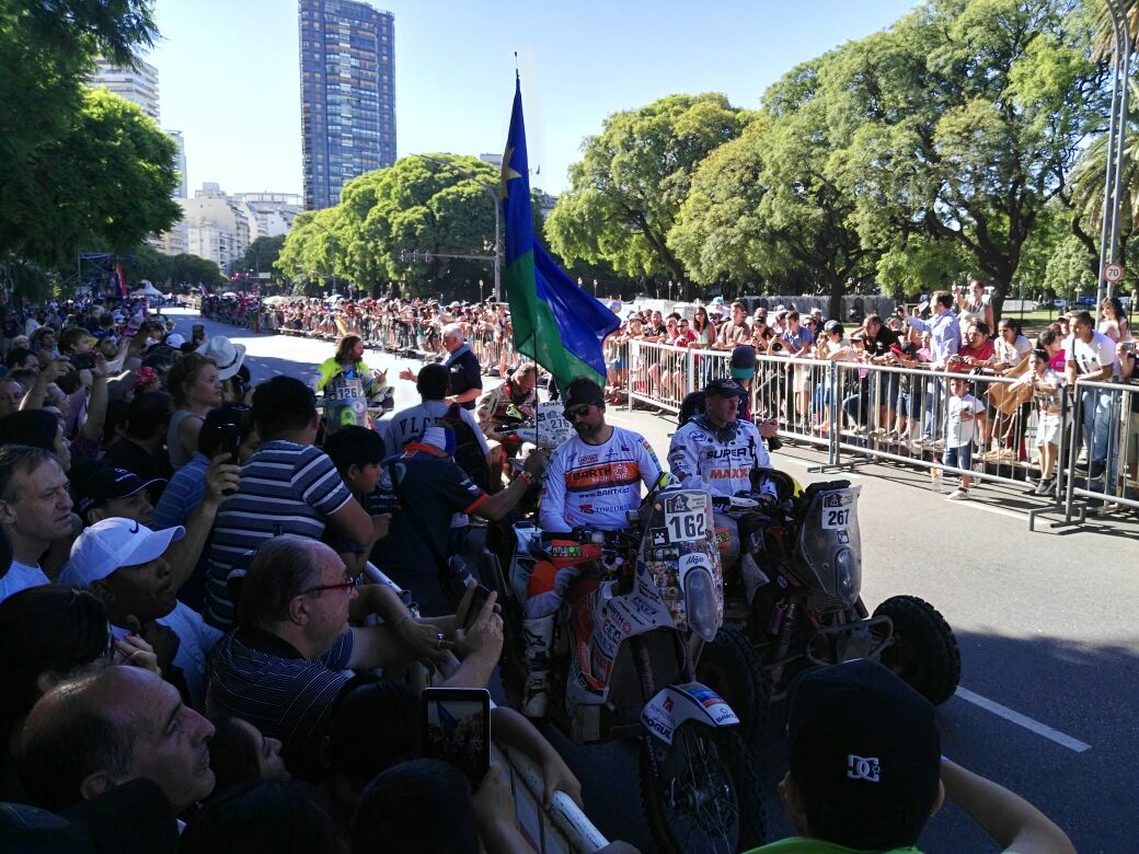 betorodriguezok's tweet photo. #Dakar2017: De a poco los pilotos van llegando a la rampa de llegada en la ciudad de Buenos Aires.
#1120AM
#ARBPy https://t.co/J3QVVXk6Hn