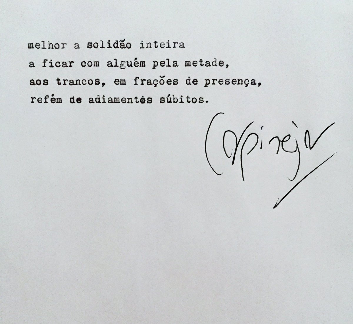 CARPINEJAR's tweet photo. Melhor a solidão inteira a ficar com alguém pela metade, aos trancos, em frações de presença, refém de adiamentos súbitos. https://t.co/105PbkAdQe