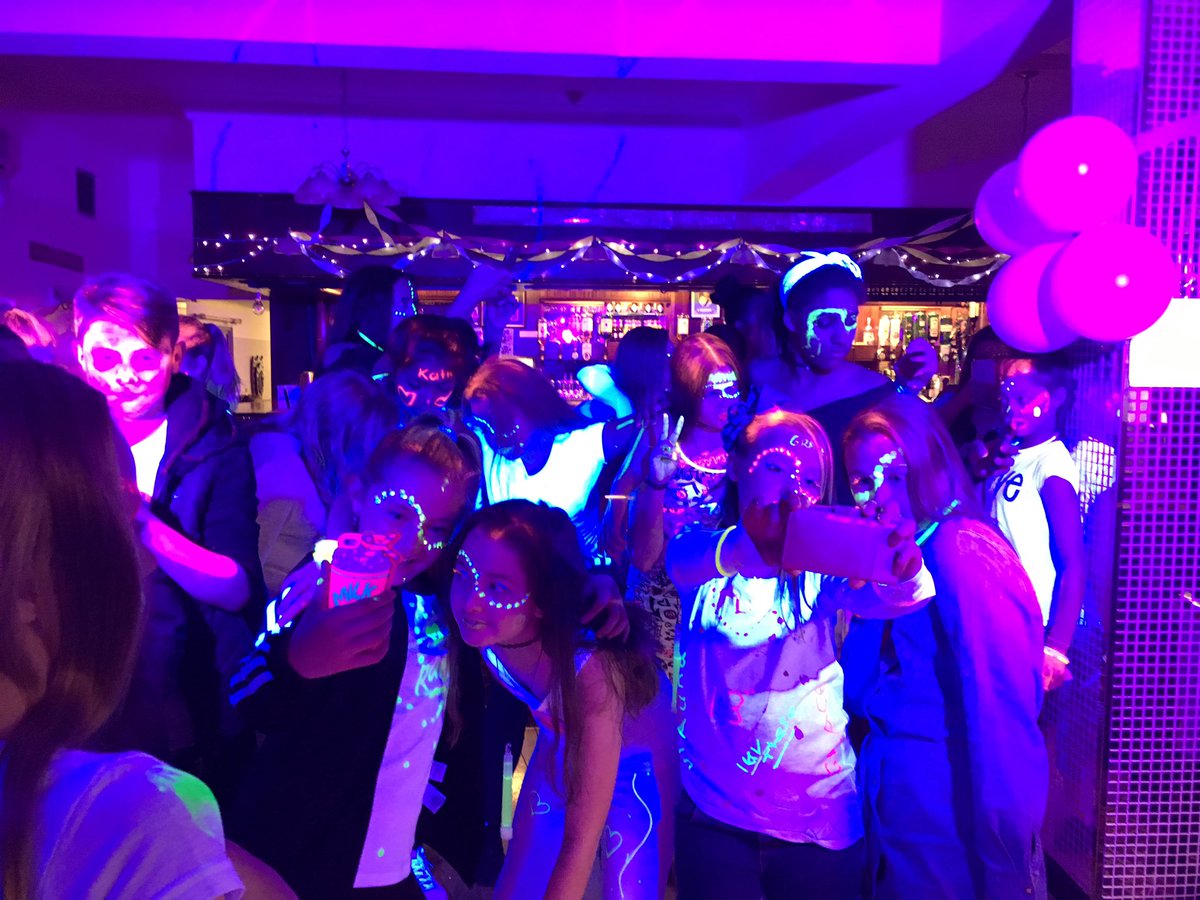 CFEnt_'s tweet image. Another fab #teen #uv #disco yesterday evening in #romford Happy 13th to Shannon! DJ @RickyDannyFox had them dancing all night!