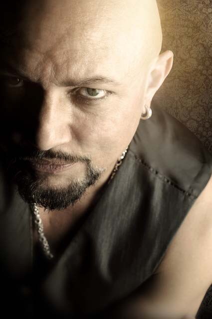    Happy birthday to the amazing Geoff Tate! ¡Feliz cumpleaños Mr. 