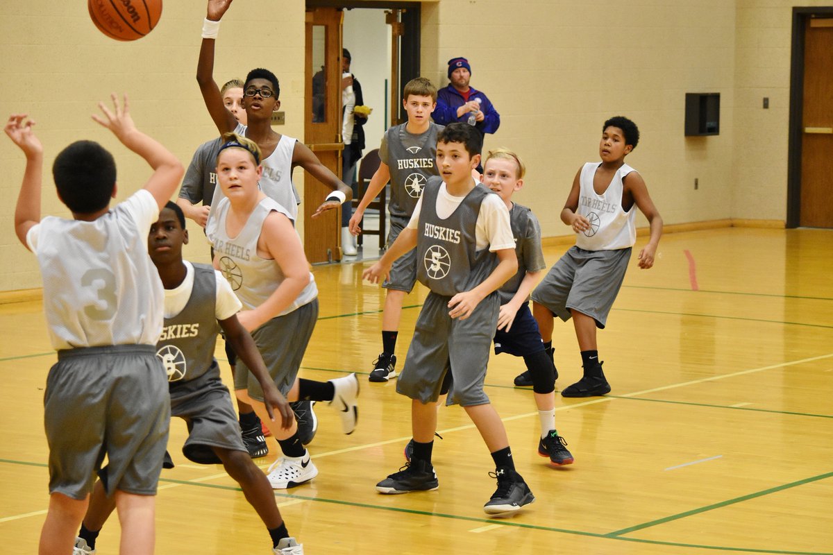 ampil6pack's tweet photo. #LTBBL season is finally underway! Always a great experience with friends! Go Huskies!! @ltgoodnews @LawrenceSupt https://t.co/PsEap0Zm2R