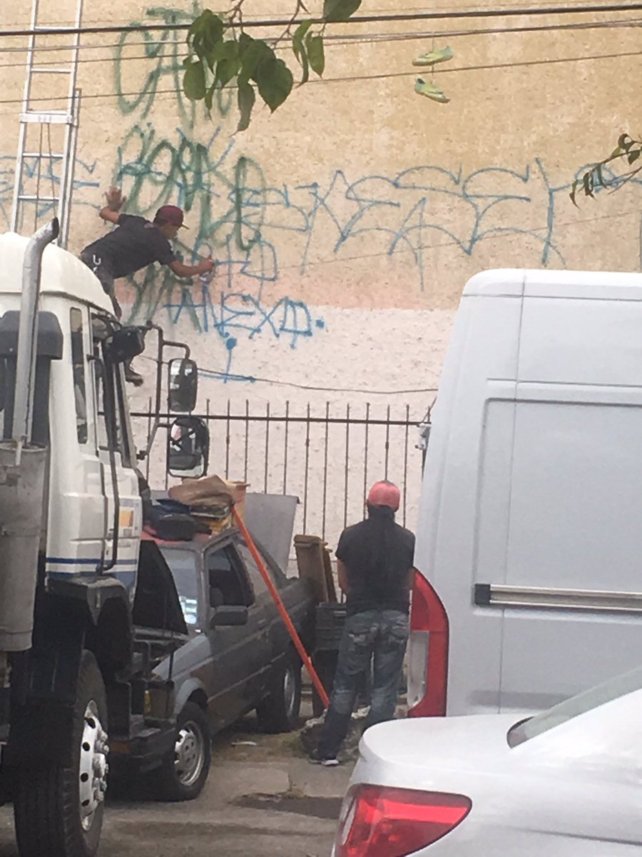 RaulStark's tweet photo. Grafiteando a plena luz del día y @PoliciaZapopan bien gracias, nunca vienen a esta esquina, @PabloLemusN en La Tuzania https://t.co/yUQR2cfsfR