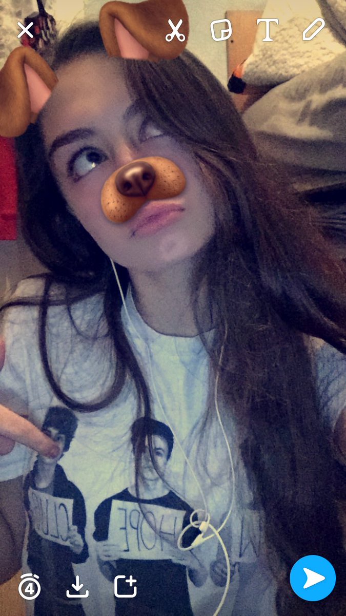 Charlottesr_'s tweet photo. fluffy hair, no makeup, dog filter and @NewHopeClub merch🙌🏻 https://t.co/7527ADBE9O
