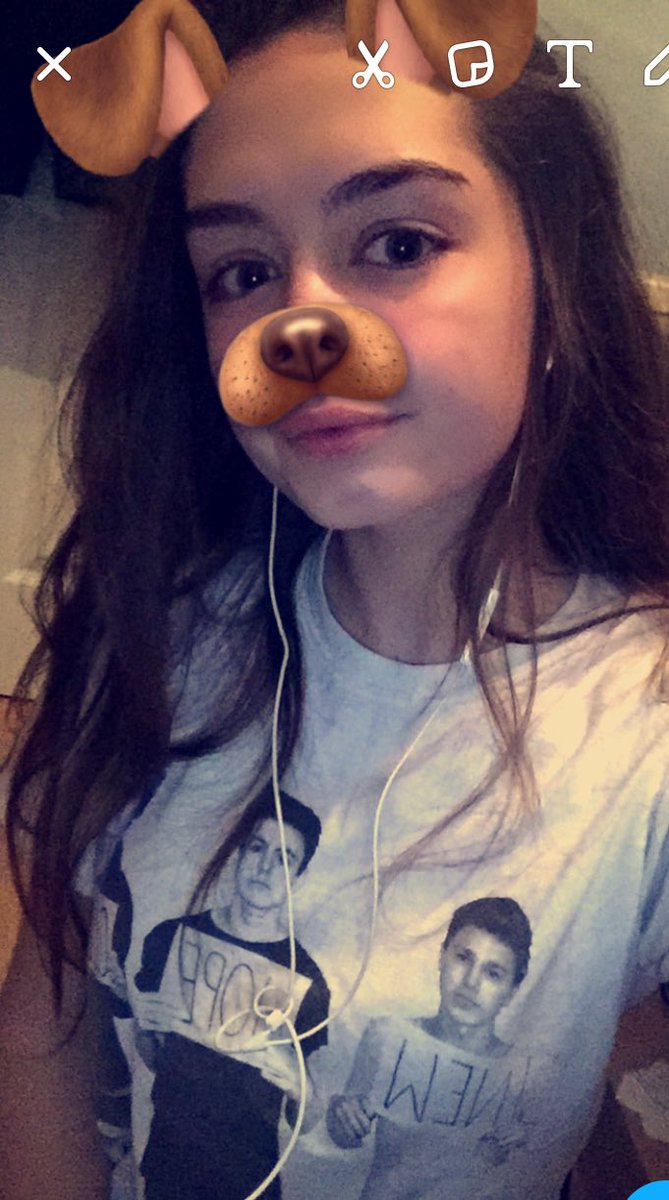 Charlottesr_'s tweet photo. fluffy hair, no makeup, dog filter and @NewHopeClub merch🙌🏻 https://t.co/7527ADBE9O