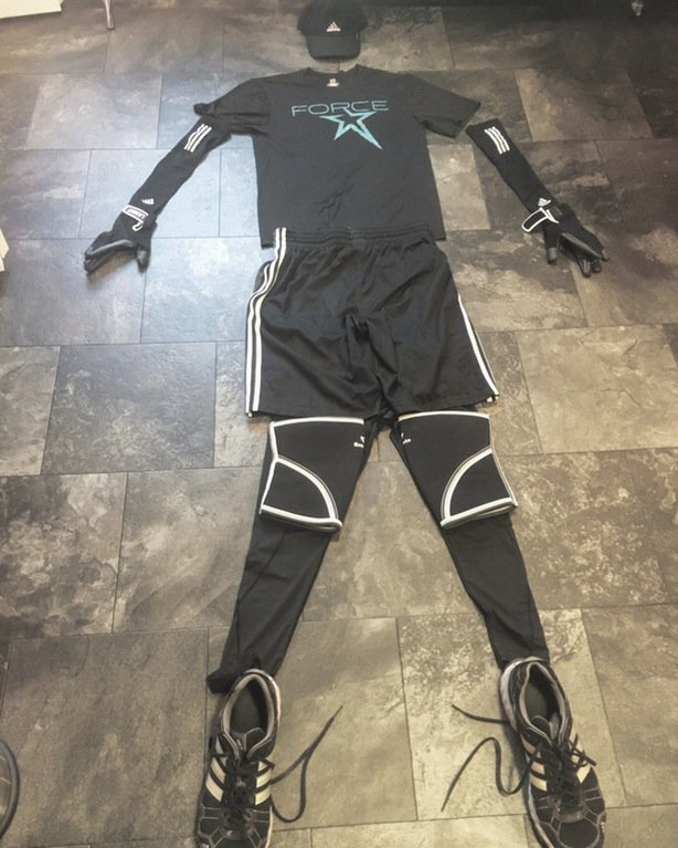 LayoutUltimate's tweet image. Ready to take on turf and fight off skin burns #AllBlackEverything #LayoutGloves Credit: JoshPlaysUltimate from /r/ultimate #UltimateGrip