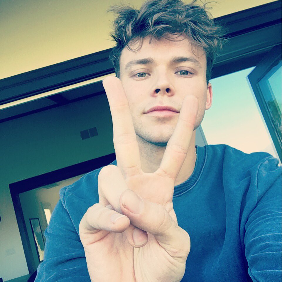 Ashton5SOS's tweet photo. Shine on. Sending love to you all today, not long till I see my band again, looking forward to hearing there stories about the time off x x https://t.co/efyhsxVV9Z