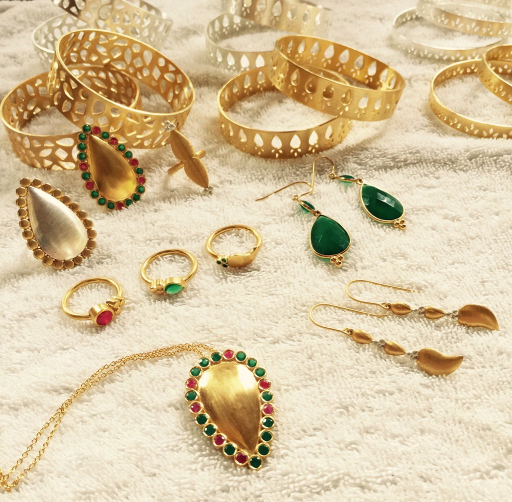 royal_hamam's tweet photo. Maharani collection waiting patiently for today's shoot. #bangles #rings #silver #gold #necklace #boho #bohochic #fashion https://t.co/TusrDQARxQ