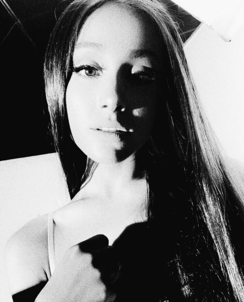 buterinha_'s tweet photo. Dona do efeito B&amp;W !!
#SideToSide #BestMusicVideo #iHeartAwards https://t.co/5Z16qMhKgc