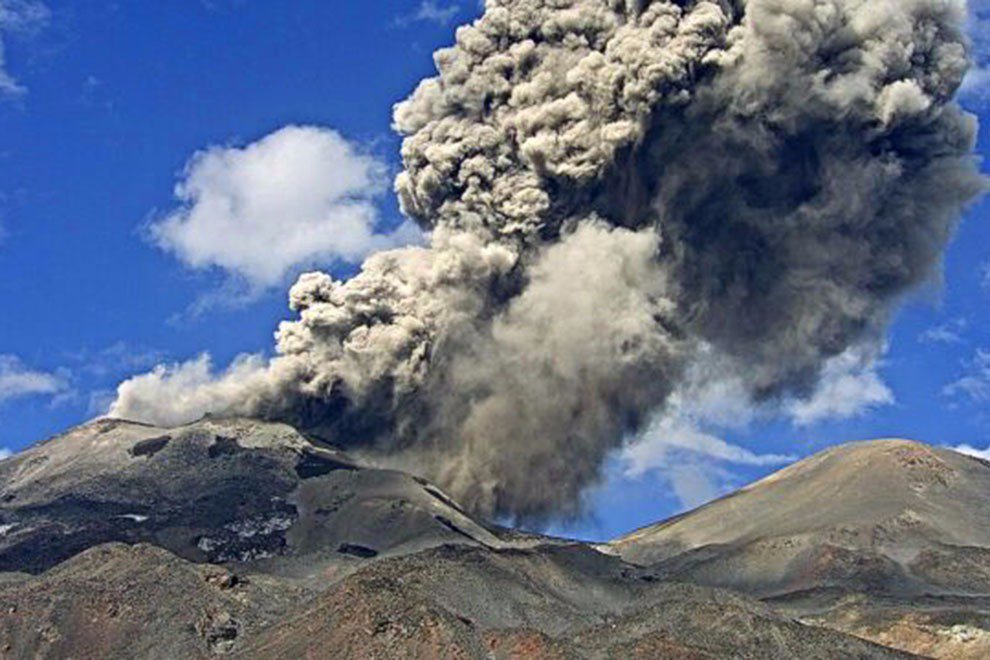 Volcán Chillán continúa con pulsos eruptivos frecuentes: se mantiene alerta amarilla rbb.cl/fo0t