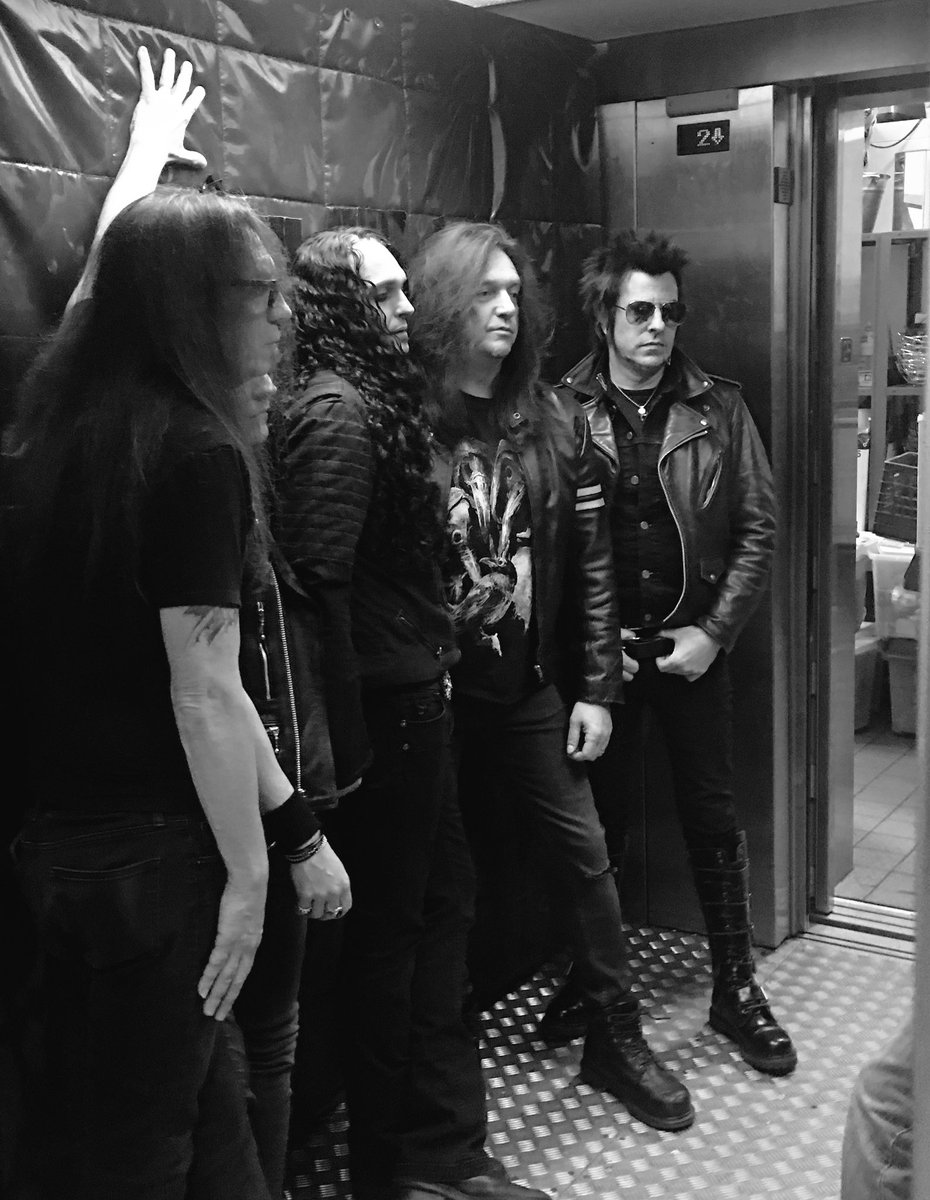 Photo shoot with the amazing James Bennett. <a href="/ScottiHill/">Scotti Hill</a> @RobHammersmith @rbolanbass <a href="/ZPTOfficial/">ZP Theart</a> <a href="/sNAKEsABO/">sNAKE sABO</a>