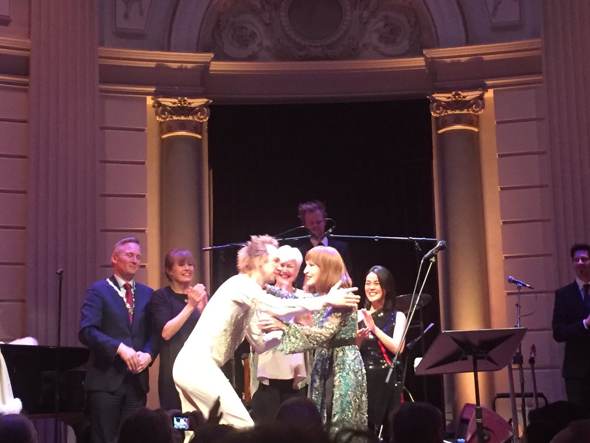 Tijdens zeldzaam mooie avond werd <a href="/LiesbethList/">Liesbeth List</a> geëerd. Met dank aan <a href="/Ratzkelive/">Sven Ratzke</a>, Matilde Santing, Fay Lovsky, <a href="/LaviniaMeijer/">Lavinia Meijer</a>, Frank Boeijen