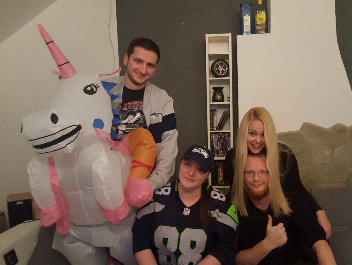 Schmollbraten94's tweet photo. Doppelkopf-Icke, Unicorn &amp; Seehawks-Ultra 
#rannfl #ranNFLsuechtig #rheinrockev #football #seaatl #SEAvsATL #playoffs16 @Icke41 @PGatzen https://t.co/1VKv2cPOy3