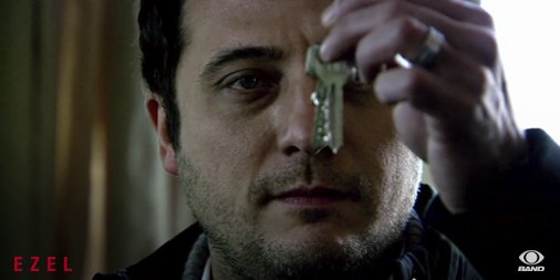 NovelaEzel's tweet photo. O Ezel estreou o capítulo: dormindo com o inimigo! Haja coragem. #Ezel https://t.co/6tfaRq7fOB