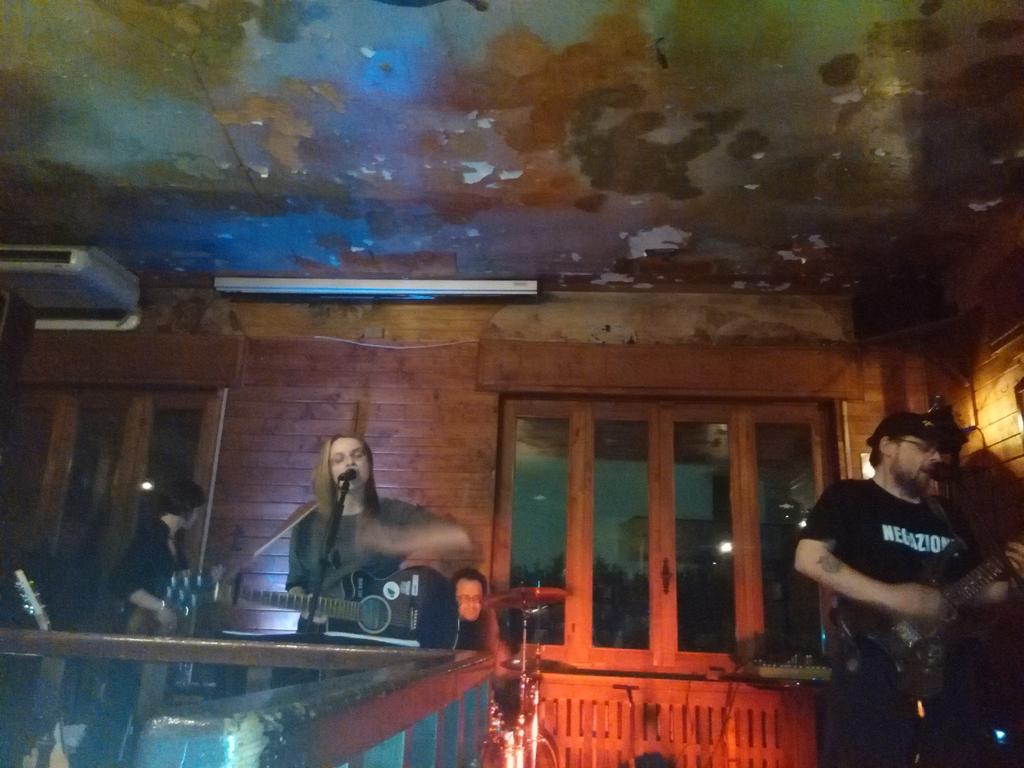 Roxella79's tweet photo. Ecco nuovamente i #KillDafne on stage al Maverick Saloon di Torbole con @FabySound https://t.co/avFw4qFVPI