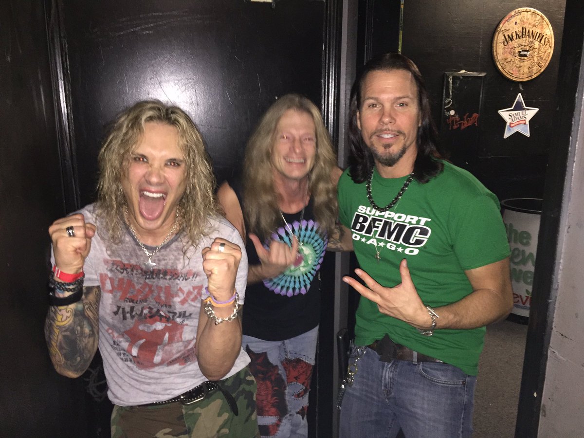 "Sombody give me a shot!" Glad video surfaced! <a href="/ultimate_jam/">Ultimate Jam Night</a> 
<a href="/MichaelStarrr/">ᗰiᑕᕼᗩEᒪ ᔕTᗩᖇᖇ</a> @MitchPerry88 #Vh 👊
Share this video
youtu.be/HUStP6Celgk