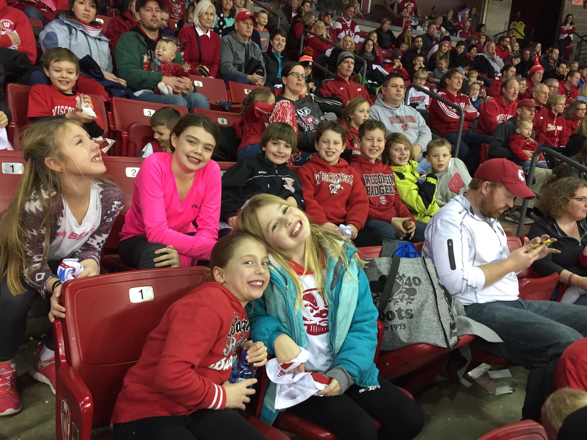 jendenden's tweet photo. The Verona Wildcats Squirt C team is having a great time at the @BadgerWHockey #FilltheBowl game!  @UWBadgers https://t.co/uSw1iG5Xj7