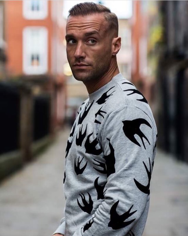 MbkLisa's tweet image. "@CalumBest: Jumper is @McQueen. Not batman #CBB #CBBCALUM https://t.co/YIopmloNl8"Very Handsome :-)