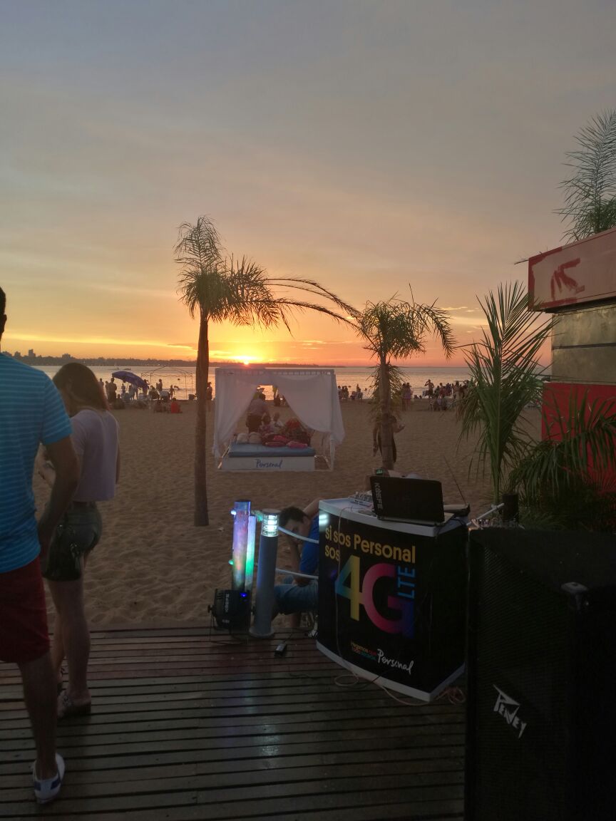personalpy's tweet photo. Hoy inauguramos el parador de Personal en la playa San José de Encarnación! Acercate a pasar un buen rato y disfrutá el verano #HaceMas https://t.co/Ov8YQi2sLS