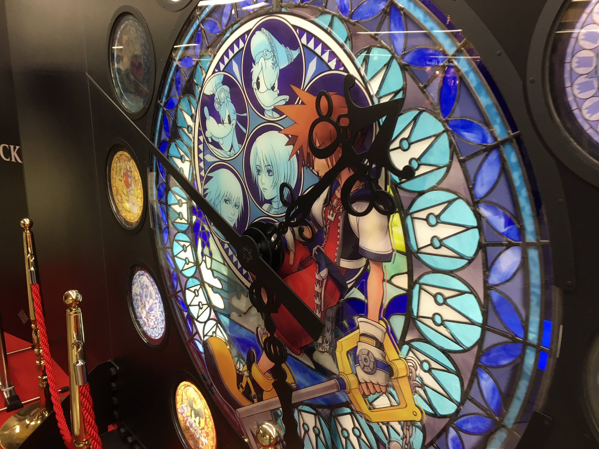 ともちん D垢 昨日kingdom Heartsのメモリアルステンドグラスクロック見てきた ナメててすぐ見れると思ったら激混みで並んだけどめっちゃ楽しかったし幸せだった 彼女勉強しなきゃなのに付き合わせちゃったし とりあえず興奮したよね笑笑 キングダム