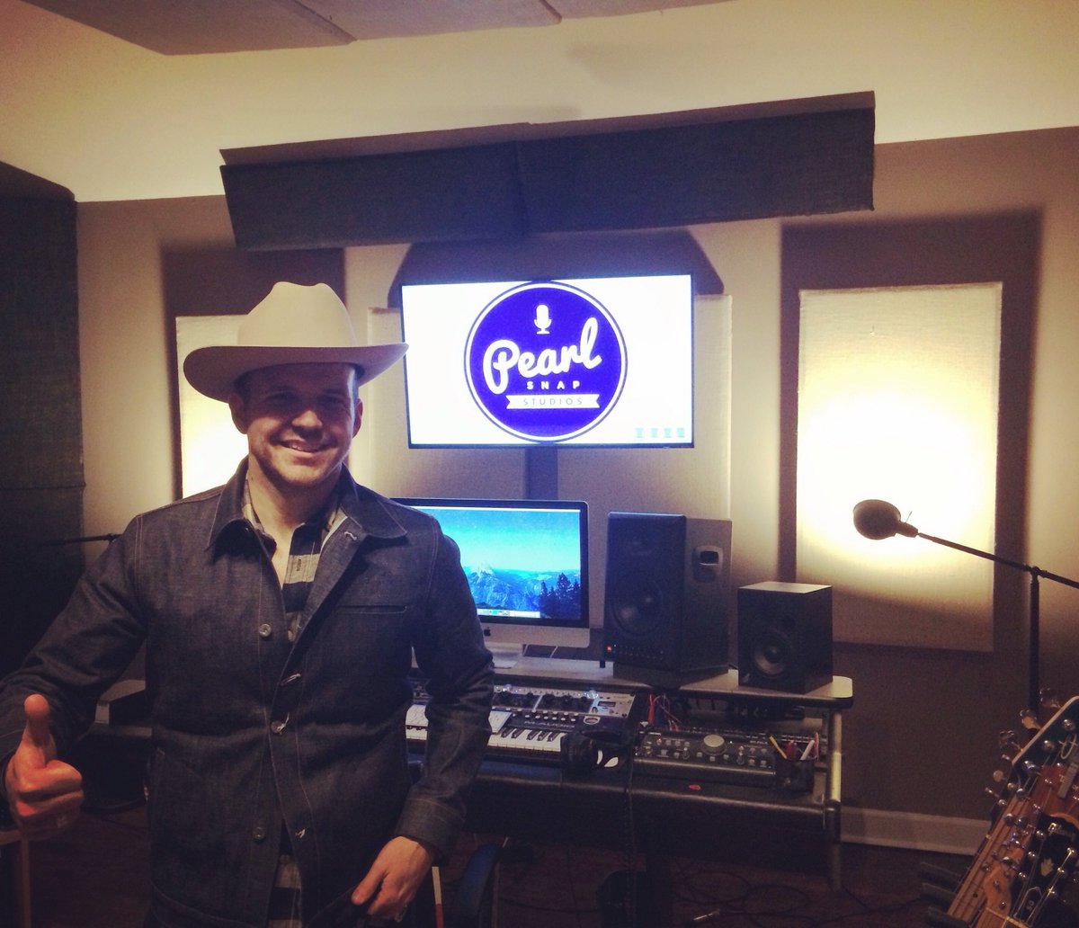 PearlSnapStudio's tweet photo. @blaketorreyband has arrived! #letsmakemusic #countrymusic #nashville #texascountry #newcountryartist #countryrecord https://t.co/Vbn1jEkEXK