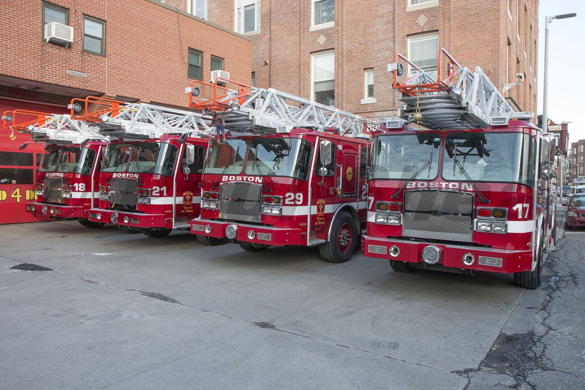 pauls612's tweet image. 4 of the 5 new ladders keeping boston safe #bostonfire #local718 #eone