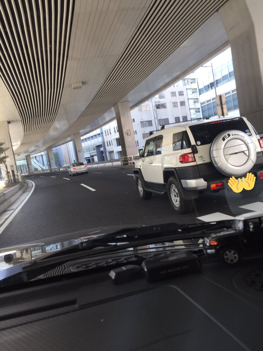 FJ_2200's tweet photo. きのー神戸で白FJと結構並んで走ってた😆家帰ってきたら結構雪降ってた❄️赤の幌のZが真っ白Zなってたり私のFJのナンバ���消えてたり(笑)朝起きたら雪もっとすごかった⛄️💓お仕事お休みの日でよかった😌 https://t.co/nsqsmWoIQM