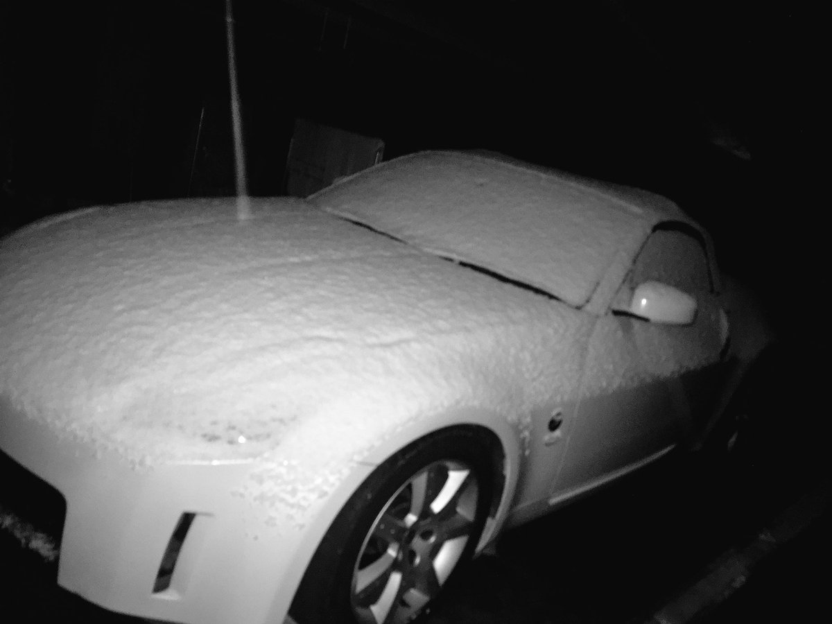FJ_2200's tweet photo. きのー神戸で白FJと結構並んで走ってた😆家帰ってきたら結構雪降ってた❄️赤の幌のZが真っ白Zなってたり私のFJのナンバ���消えてたり(笑)朝起きたら雪もっとすごかった⛄️💓お仕事お休みの日でよかった😌 https://t.co/nsqsmWoIQM