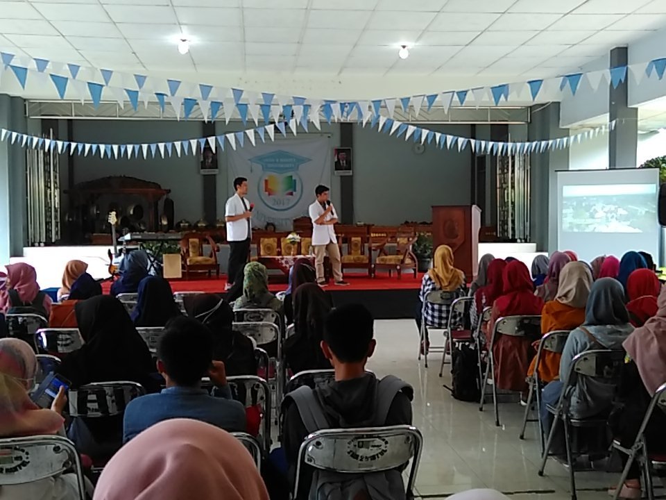 SUF2017's tweet photo. Talkshow dari UII nih guys. Memotovasi banget. segera merapat yaa. Jangan ketinggalan👍👍 https://t.co/zZBxkzFyWD