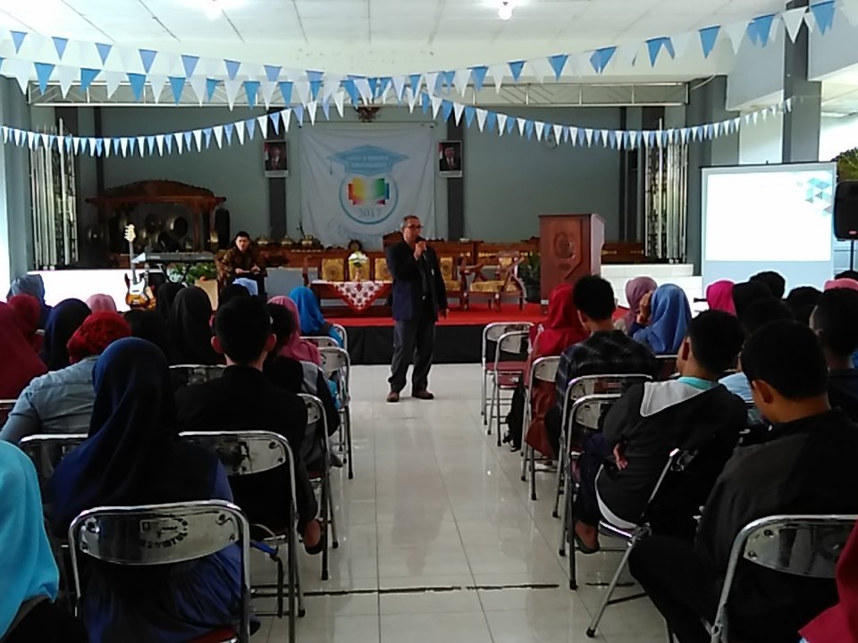 SUF2017's tweet photo. Ada talkshow tentang SNMPTN dari UNY nih. Bermanfaat banget. Yuk merapat ke aula 😊 https://t.co/7Ong9GhBy9