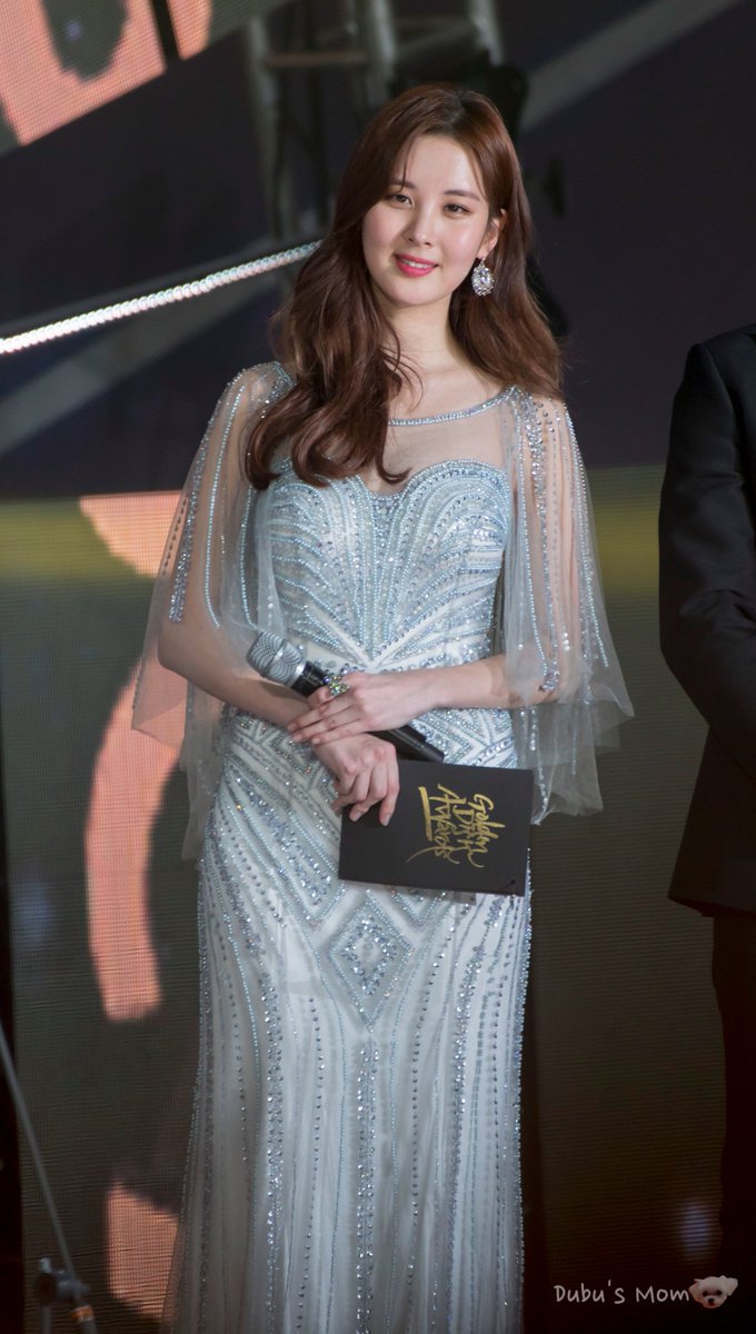 [PIC][13-01-2017]Hình ảnh mới nhất từ "31st Golden Disk Awards" của TaeYeon và MC SeoHyun - Page 3 C2LAfJIUUAAXVBv