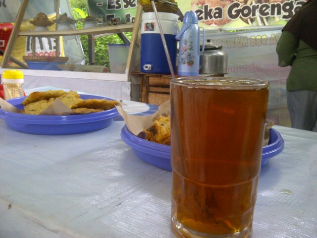 pakdheyono's tweet photo. Anget2 duyu with goreng2an https://t.co/WA9p9aNwNO