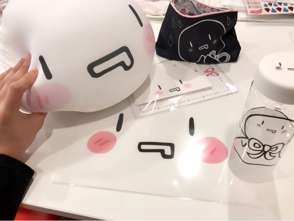 uni_mafumafu's tweet photo. 会場入りした！６時に起きちゃった！！
今日はZepp DiverCityです！！
グッズの出来もめっちゃかわいくてよい！
クッションもちもちしてるし、クリアファイルとかこれ完全にほしかったやつだ  しあわせしあわせ  緊張緊張やば(*⁰▿⁰*) https://t.co/1KdPVwUL7s
