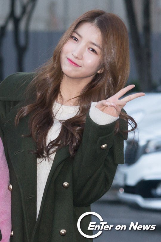 gfriendunited's tweet photo. [PRESS] 170115 GFriend going to the recording of KBS' Lunar New Year Special 'Girl Group Great Battle: The Family's Honor' https://t.co/l1w7DHdAYa