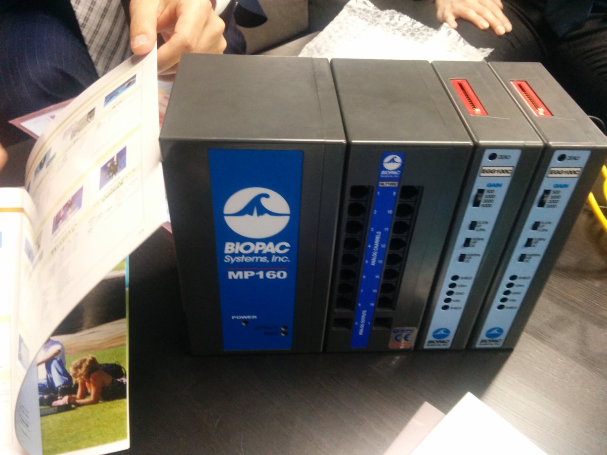 tezumashi's tweet image. 更に、ゼロシーセブン（株）にコンタクトを取り、生体信号を取得できるBIOPACシリーズを見せてもらう。めちゃ小さいぃ！！しゅごい！！これで胃の電位を2箇所とれる。ユニットは組み換え自由で色々な信号が取れる模様。 #hashilus