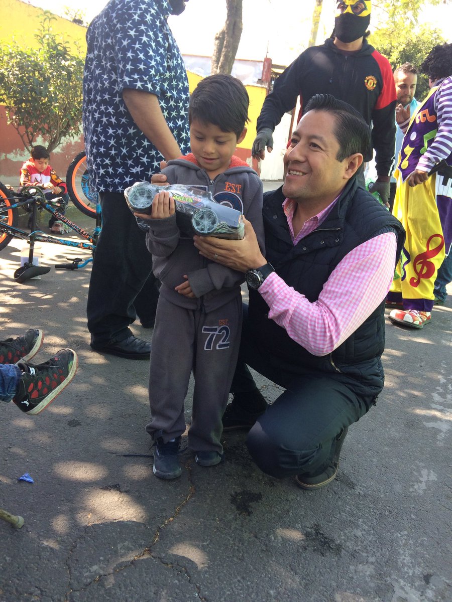 FNS_CDMX's tweet photo. Feliz evento con niños de Iztacalco @LuisBarbaRubio @vromog #FNSCDMX https://t.co/12wLLOXqcE