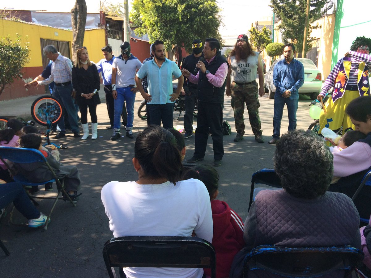 FNS_CDMX's tweet photo. Feliz evento con niños de Iztacalco @LuisBarbaRubio @vromog #FNSCDMX https://t.co/12wLLOXqcE