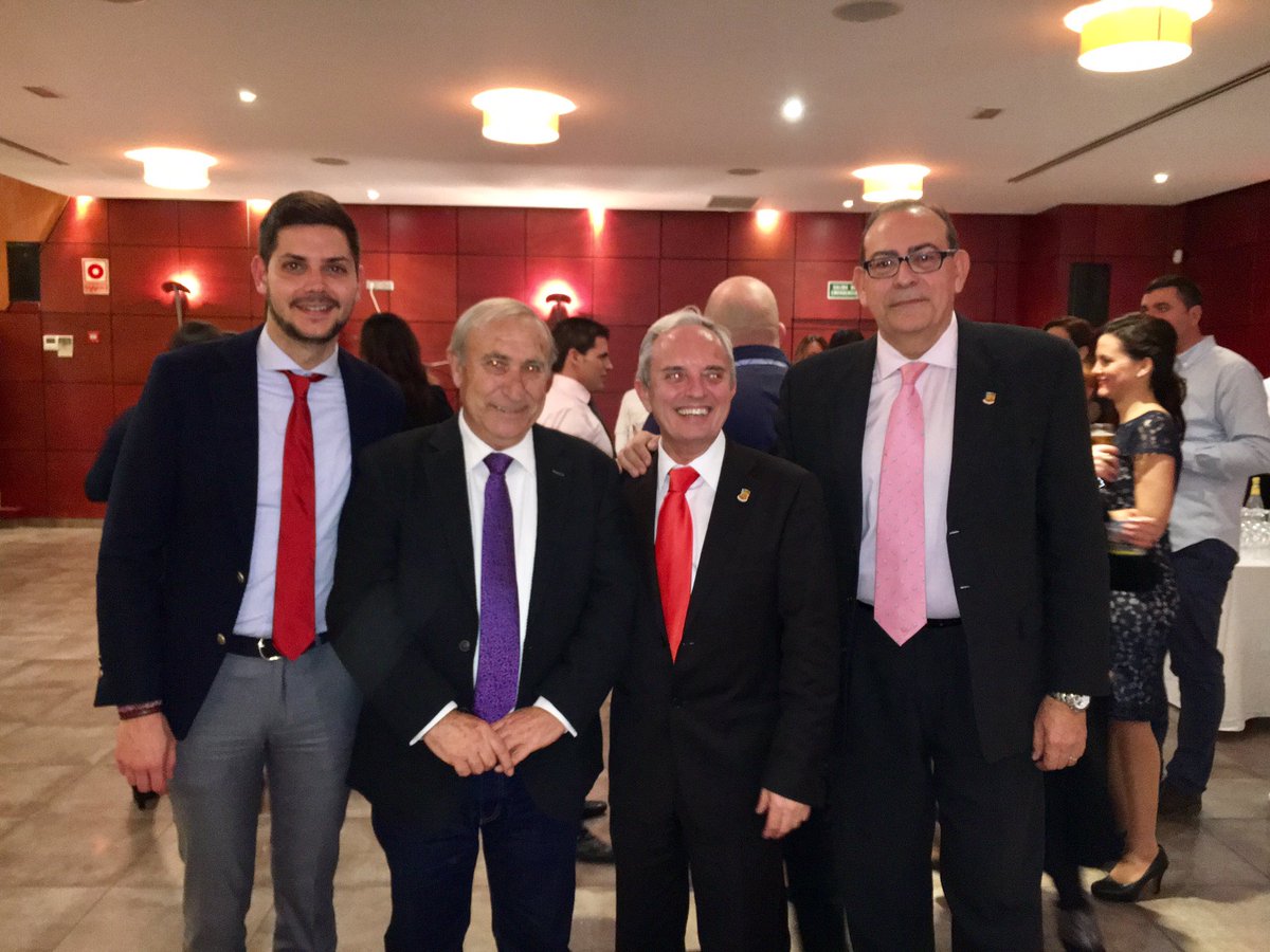 josemaprieto's tweet image. 📸 40 anys de la història de la @FallaMosquit en una foto. Enhorabona pel vostre aniversari, i que siga altre més de molts. #FallesGND2017