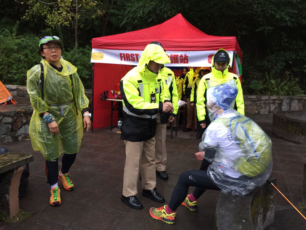 [CP8; km 83] With the rain, runners are having to make the difficult choice of attemptting Needle Hill or giving up 📷Corinne Vigniel #HK100