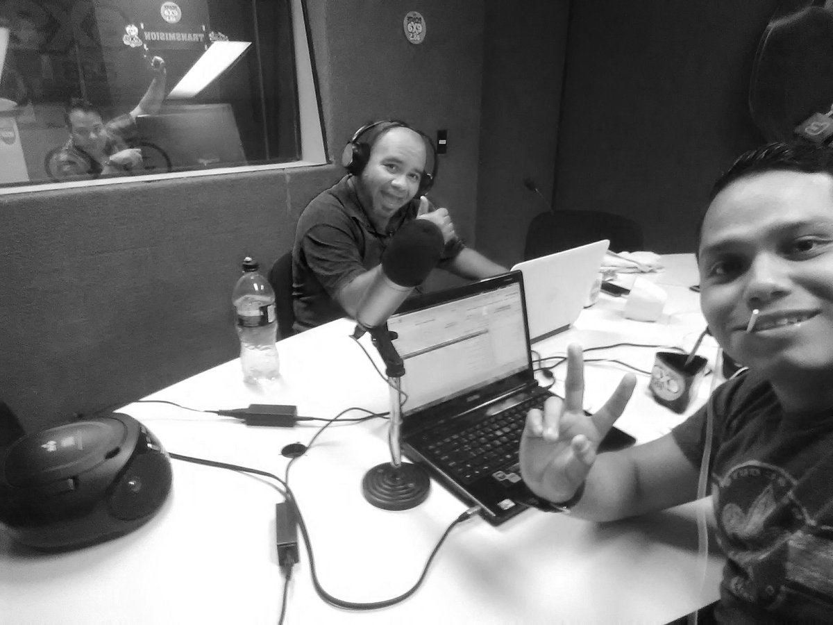 GrooveBeat_'s tweet photo. Iniciando un programa más!! #GrooveBeat #68 con @Paulino_Rou @adrian_dsolis 🙌🙌🙌🎆👏👏 https://t.co/6aUq2Qad7S