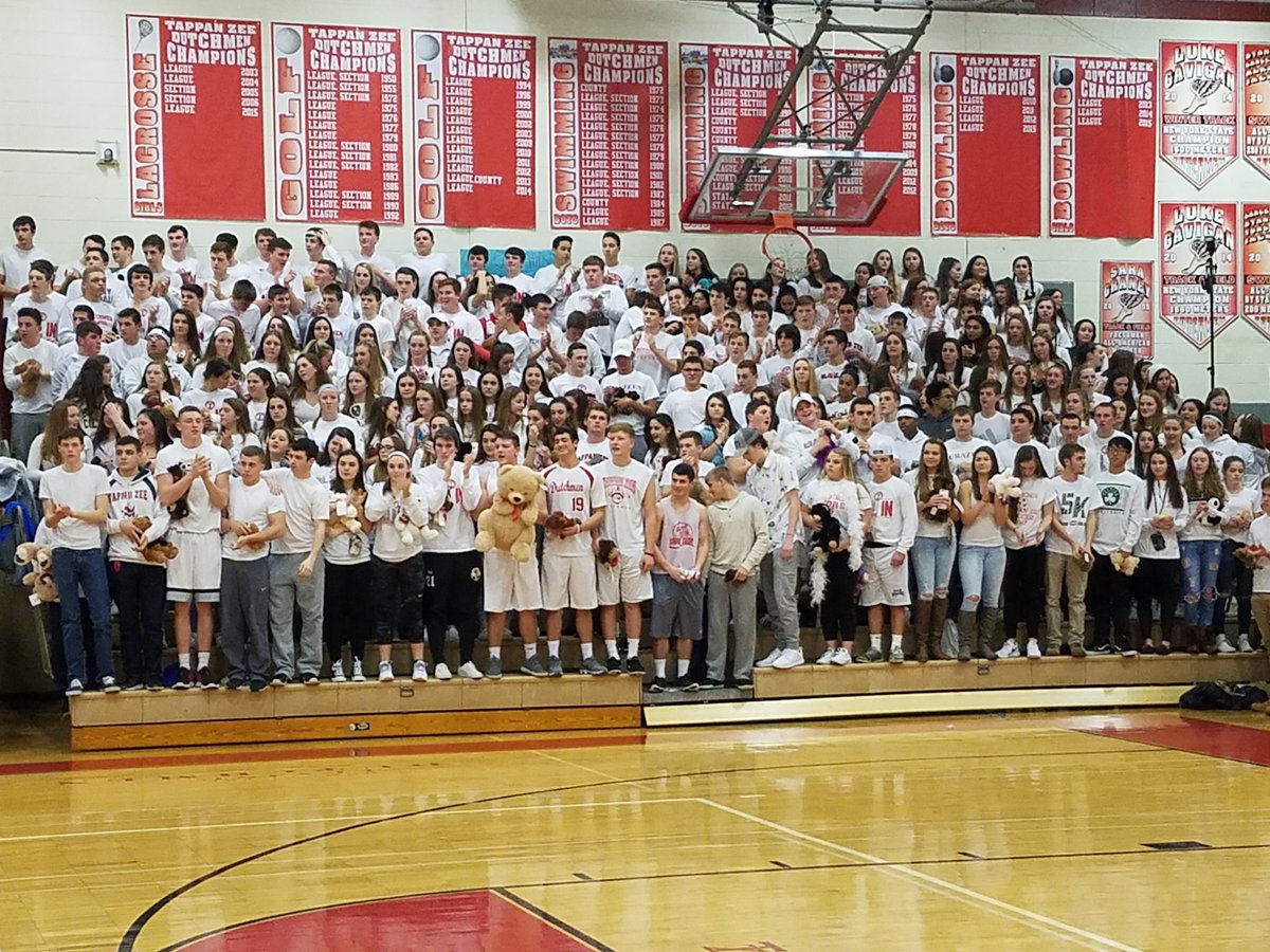 TZeeAthletics's tweet photo. Unbelievable Community Support here at Dutchman Arena for the children's tumor Foundation game between Tappan Zee and Hendrick Hudson. https://t.co/vWiwARPefe
