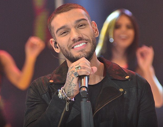 brasilporlucas's tweet photo. Quem tá esperando por esse sorriso? #LucasLuccoNoLegendarios https://t.co/HaF36K8FOl
