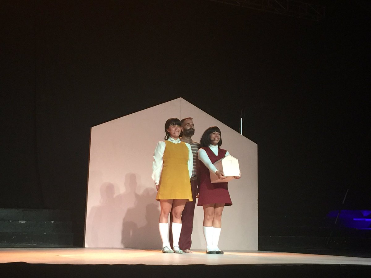 muniquilicura's tweet photo. "Hijos de..." hizo emocionar al público presente en Centro Cultural con una gran historia! Sigue el Ciclo Político en #QuilicuraTeatro 👏👏👏 https://t.co/lBkx3DB1Mc