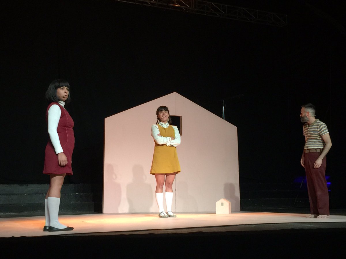 muniquilicura's tweet photo. "Hijos de..." hizo emocionar al público presente en Centro Cultural con una gran historia! Sigue el Ciclo Político en #QuilicuraTeatro 👏👏👏 https://t.co/lBkx3DB1Mc