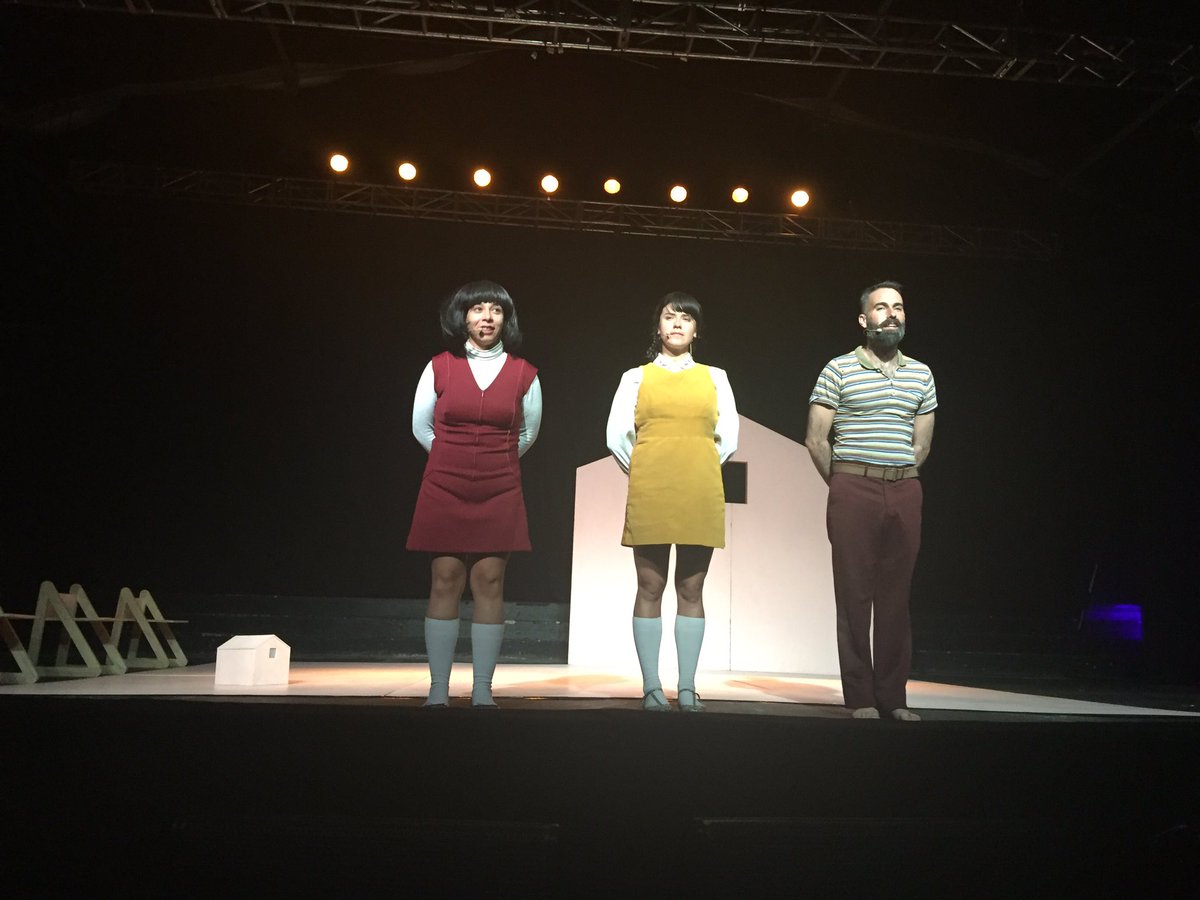 muniquilicura's tweet photo. "Hijos de..." hizo emocionar al público presente en Centro Cultural con una gran historia! Sigue el Ciclo Político en #QuilicuraTeatro 👏👏👏 https://t.co/lBkx3DB1Mc