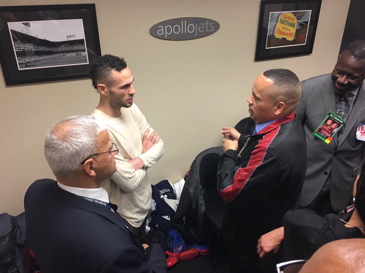 Nuestro campeón recibiendo instrucciones del referí antes de la pelea <a href="/ShowtimeBoxing/">Showtime Boxing (Roblox)</a> @SHOsports <a href="/loudibella/">Lou DiBella🥊</a> @cgonzalez_GFR <a href="/SanchezFournier/">Jose Sanchez Fournier</a>
