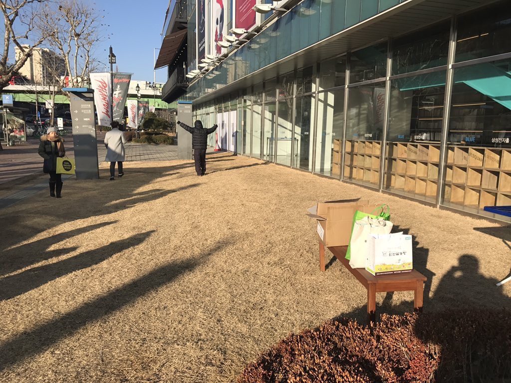 ✔ 예인드림 15일 나눔시간이 12시30분으로 변동되었습니다! 나눔장소는 어제와 동일합니다.(한강진역 2번출구 앞)
부채와 스티커 각각 300개씩 넉넉하니 추운 날씨에 밖에 대기하지 마시고 시간에 맞춰 천천히 찾아와주시면 감사하겠습니다!😁