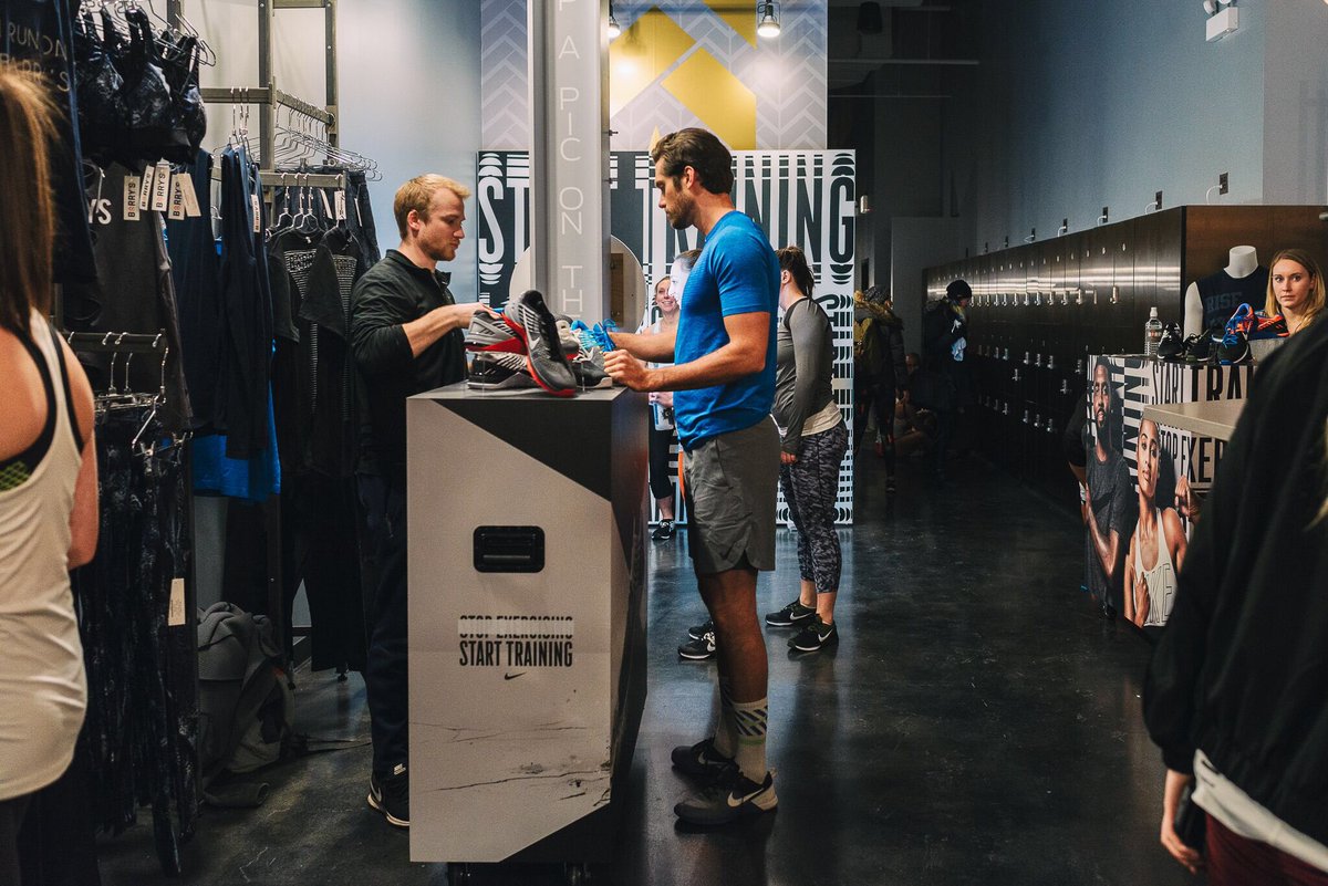 travisbluemling's tweet photo. A little @BarrysBootcamp & @NikeChicago combo happening up in here! #nike #barrysbootcamp #Trainchicago @NikeTraining #NTC @Nike https://t.co/tBMpeGXrZ4