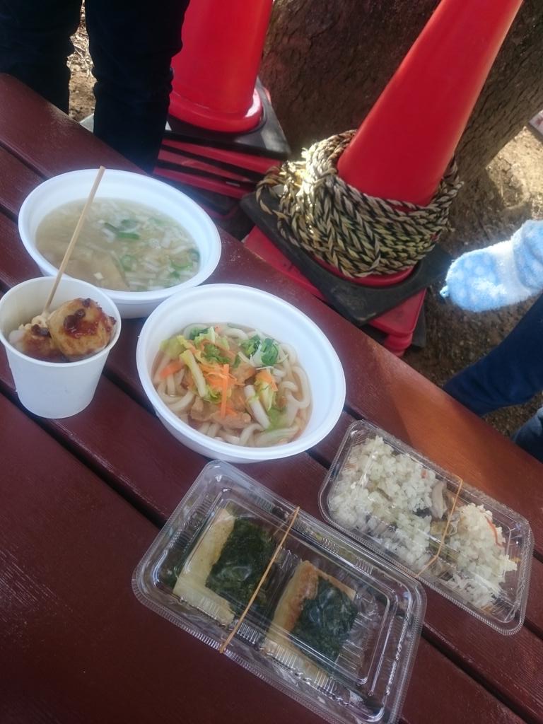 町田市観光コンベンション協会 در توییتر 小山内裏公園どんど焼き 初めて来ましたが 朝早くからたくさんの人でにぎわってます 立派なやぐらに自分でお飾りを入れて 11 00の点火を待ちます 豚汁やうどん 磯辺餅 甘酒など温かい食べ物も販売してます 町田